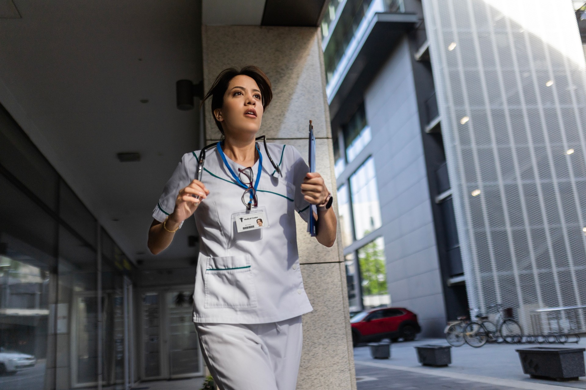 Jeune femme infirmière en uniforme de clinique se dépêchant