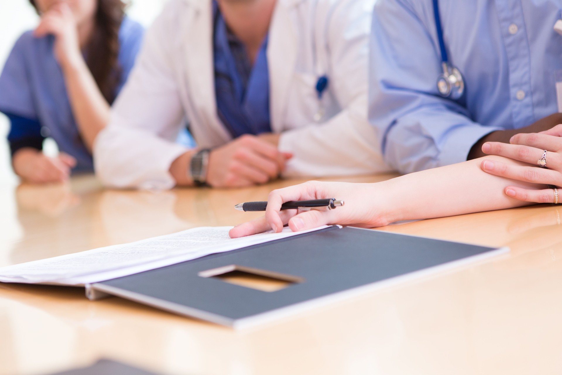 Équipe de médecins regardant médicale au patient graphique ou d'informations