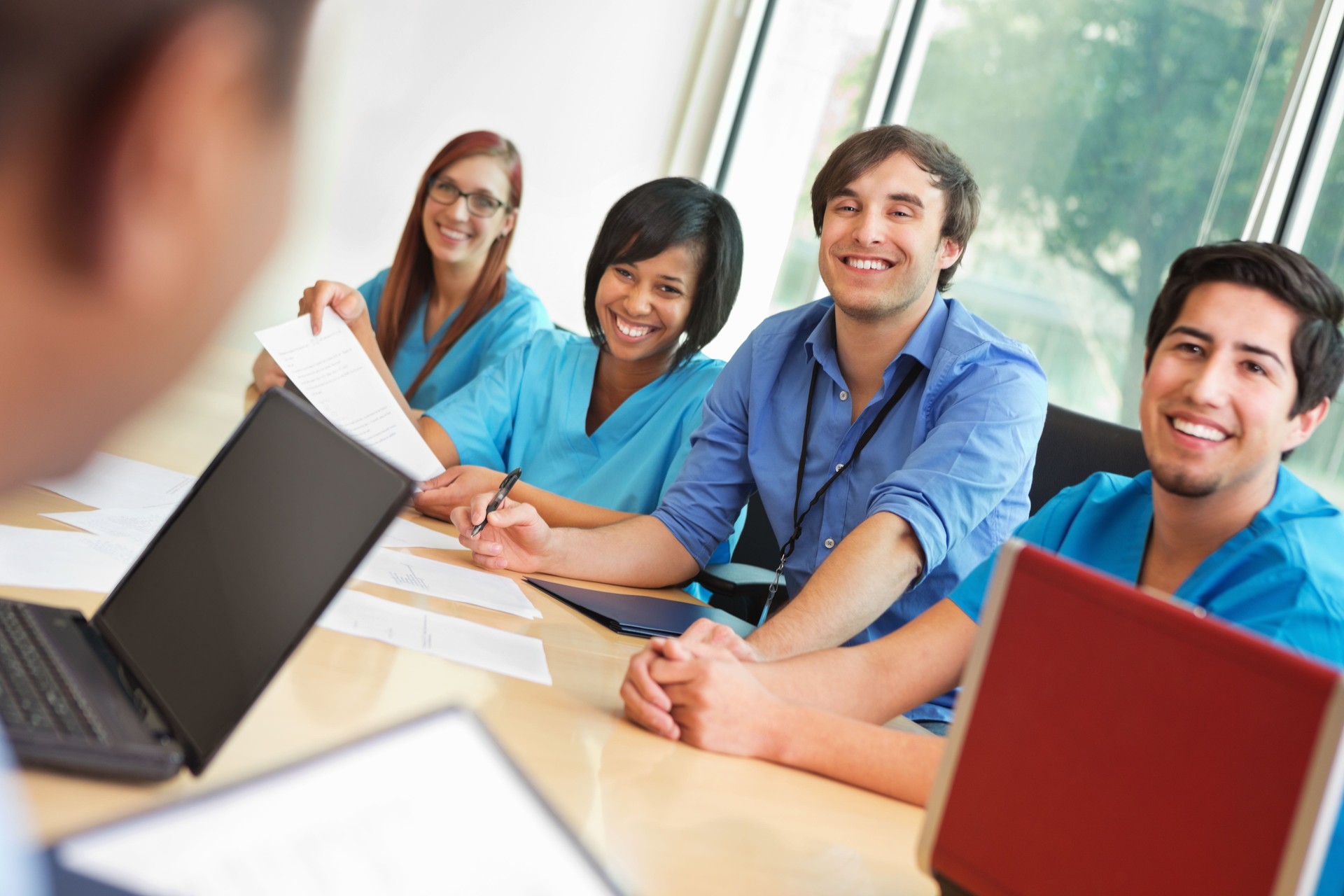 Medical étudiants et des stagiaires qui assistent à un personnel de réunion de teaching hospital